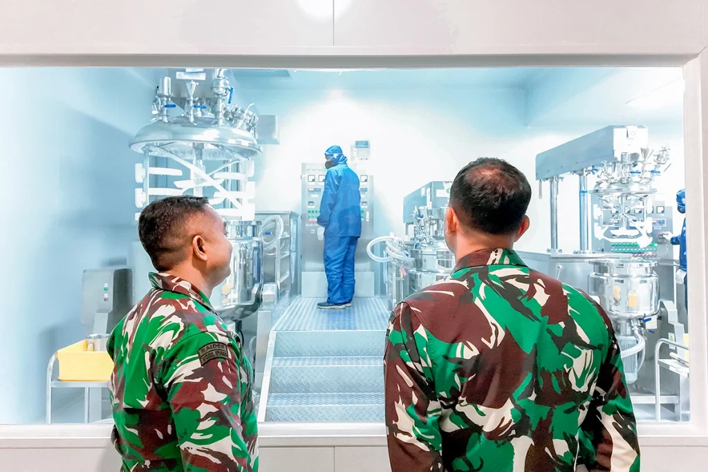 TNI AD Koramil Rejotangan Tulungagung mengikuti sesi factory tour. 