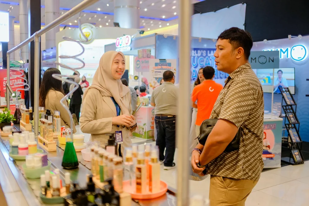 Tim Mash Moshem memberikan konsultasi dengan pengunjung di pameran IFBC Expo Surabaya 2026
