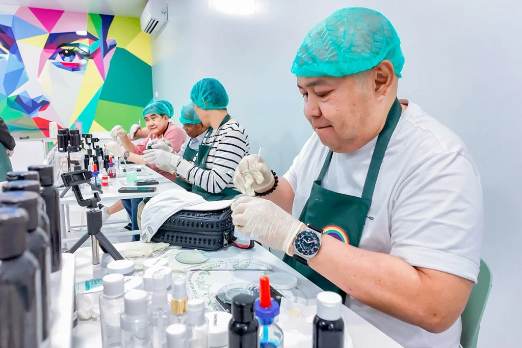 Salah satu peserta kunjungan komunitas Rubicon mengikuti sesi DIY Beauty Lab membuat Body Infused Serum. 