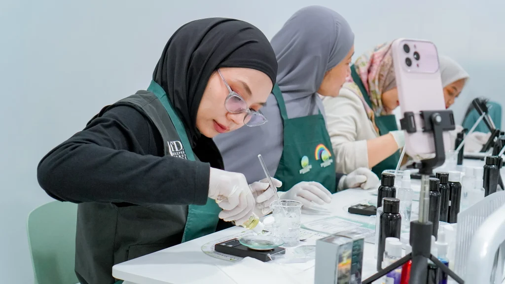 Peserta TDA Kediri mengikuti sesi DIY Beauty Lab Body Infused Serum
