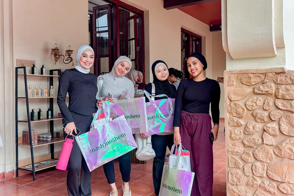peserta yoga vesha shala mendapat goodie bag Mash Moshem