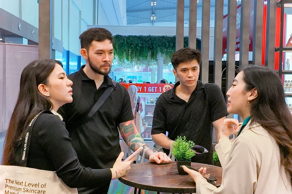 Pengunjung Cosmobeauté 2026 berkonsultasi dengan tim Mash Moshem Indonesia. 