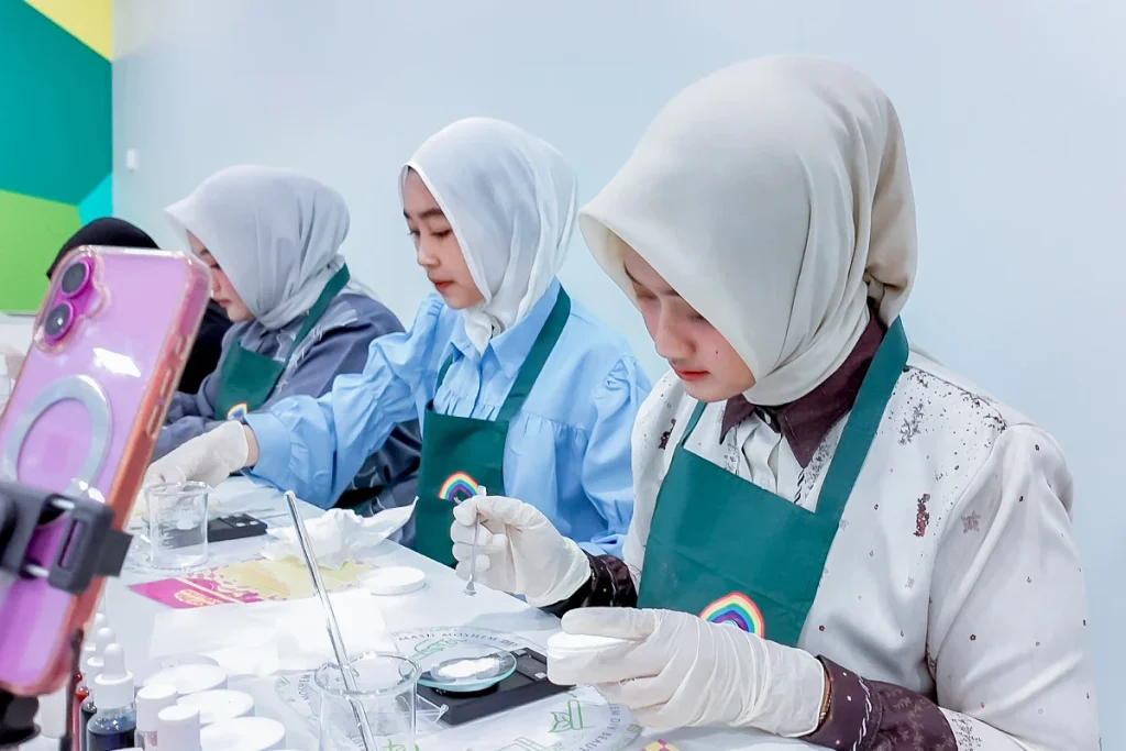 Workshop DIY Beauty Lab Vol. 27 proses membuat Dewy Hydra Body Lotion