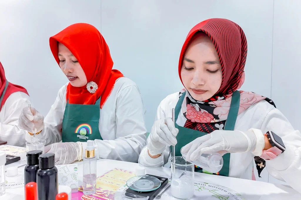Pegawai kecamatan rejotangan DIY Beauty Lab di pabrik Mash Moshem Indonesia