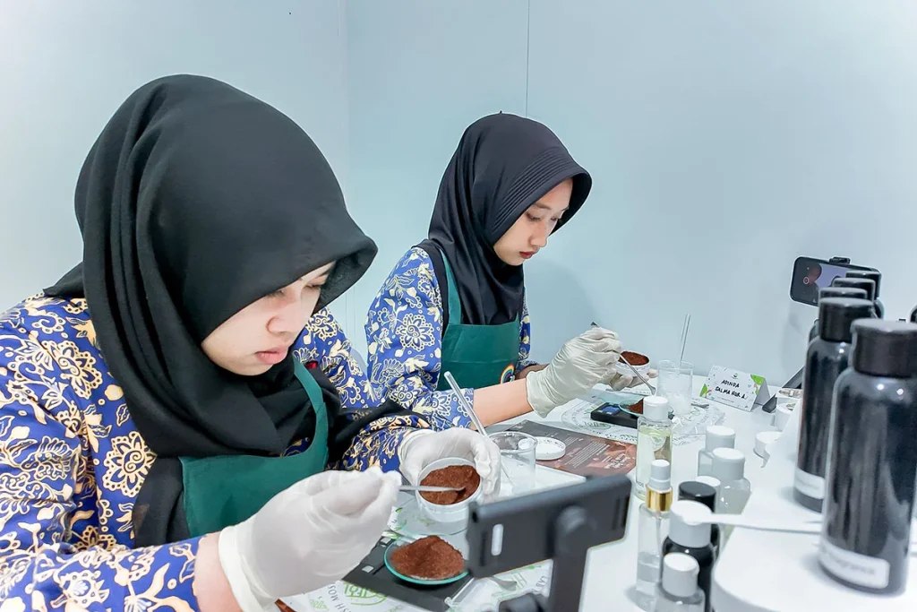 Siswa SMA Negeri 1 Rejotangan belajar membuat body care 