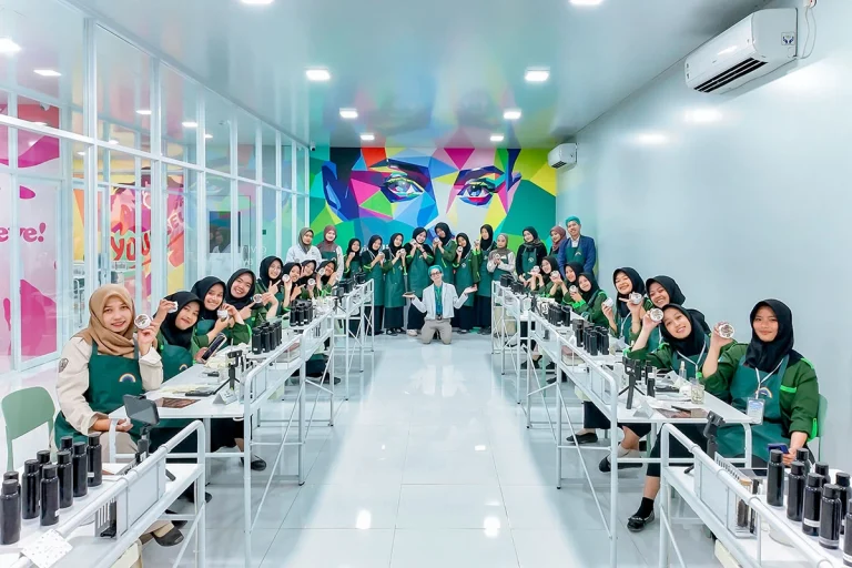 SMK Mambaul Hisan Blitar Eksplor Industri Kosmetik Lewat Factory Tour Pabrik Mash Moshem 