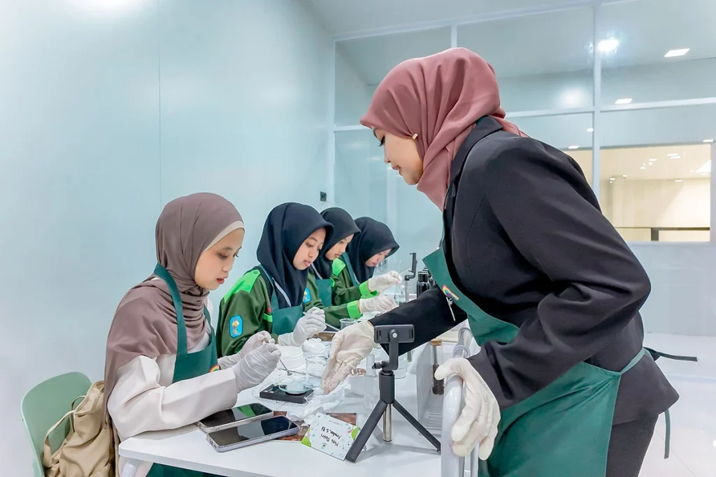 SMK Mambaul Hisan Belajar membuat bodycare di sesi DIY Lab 